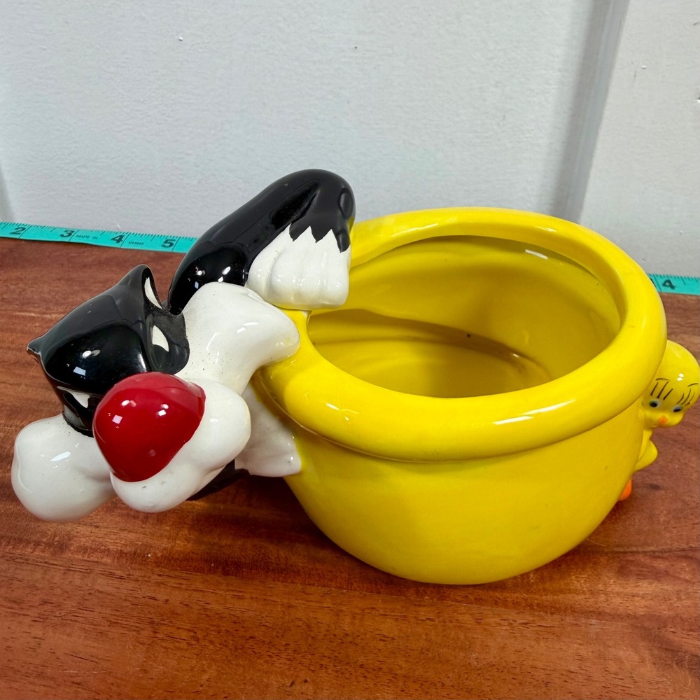 Vintage Sylvester and Tweety Bird Warner Brothers Ceramic Planter Flower Vase
